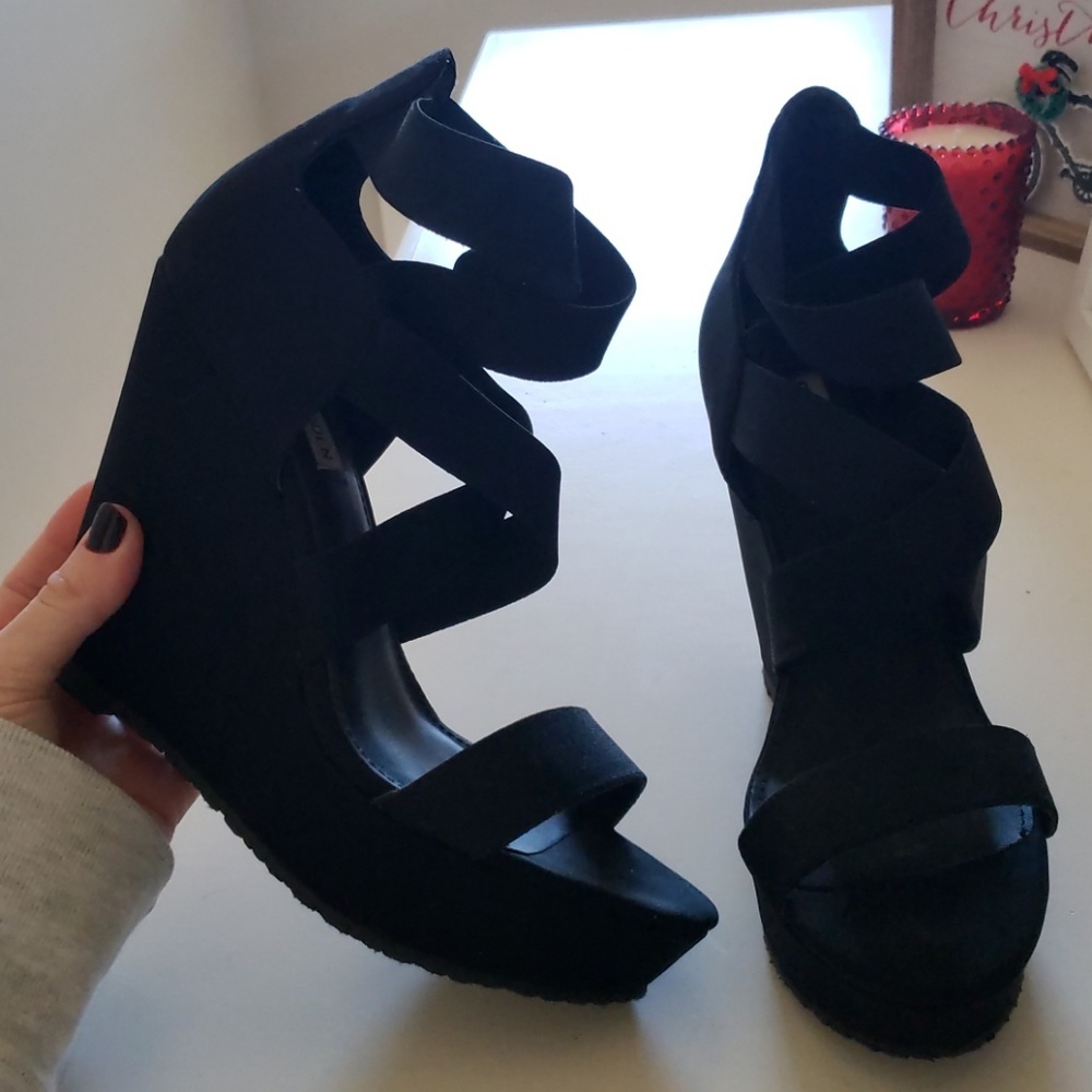 Steve Madden Black wedge sandals